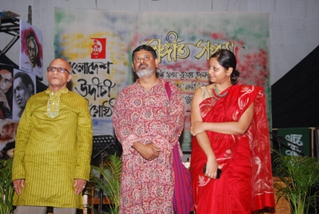স্বপন কুমার হালদার, আমন্ত্রিত অতিথি ভারতের বিশিষ্ট গণসঙ্গীত শিল্পী শুভপ্রসাদ নন্দী মজুমদার এবং তাঁর মেয়ে শবনম সুরিতা ডানা।