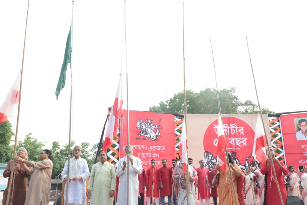 জাতীয় পতাকা ও সংগঠনের পতাকা উত্তোলন করেন এবারের আয়োজনের উদ্বোধক এবং অতিথিরা।