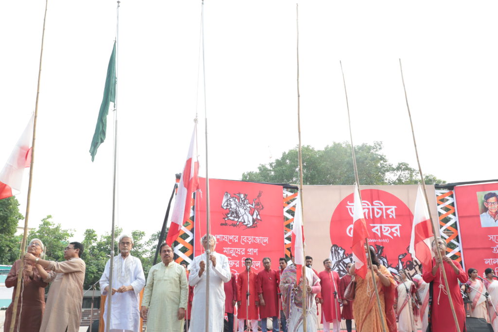 জাতীয় পতাকা ও সংগঠনের পতাকা উত্তোলন করেন এবারের আয়োজনের উদ্বোধক এবং অতিথিরা।